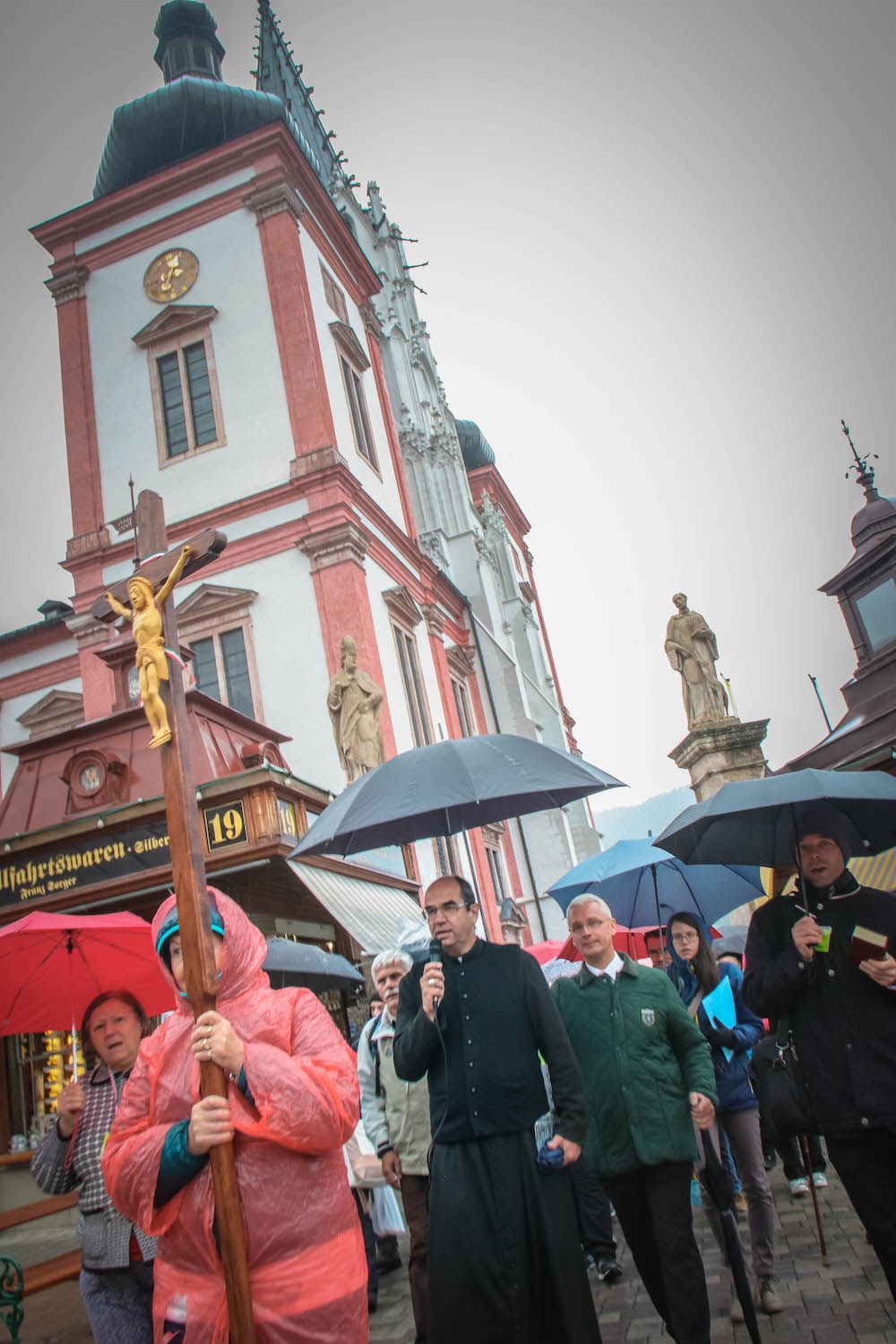 Viele hunderte Pilger feierten heute mit Dr. János Szekely, Bischof von Szombathely, anlässlich der traditionellen Ungarischen Wallfahrt die heilige Messe in der Basilika.