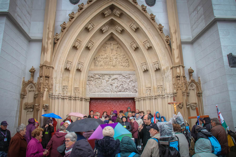 Viele hunderte Pilger feierten heute mit Dr. János Szekely, Bischof von Szombathely, anlässlich der traditionellen Ungarischen Wallfahrt die heilige Messe in der Basilika.
